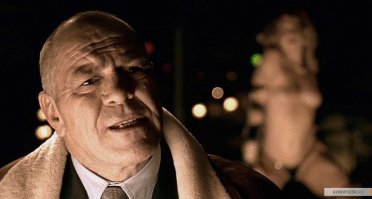 "Карты, деньги, два ствола". В этом фильме появляется удолбанная девка с пулеметом (эпичная сцена конечно)) И стриптизерша за спиной у одного из героев. Но я не стал бы на этом акцентировать)) Как и на мамаше героя Бреда Питта и близняшках (племянниц еврейского ювелира в "Большом куше"))))