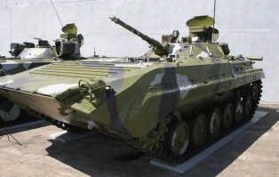 Причем сами разведчики (и я в их числе) кроют матом этот гроб. За что? Да БЛД за отсутствие ЛЮБЫХ ЛЮКОВ кроме верхних.
Забавно изображать из себя мишень, пытаясь вылезти из машины под обстрелом, всем экипажем.
Тьфу блд
Так и появляется привычка ездить НА БРОНЕ, а не ПОД НЕЙ.
А так -да. Тачка ниче так. Лучше БТР с двумя двиглами.
А лучшая машина для разведки - это  вот. Нафраширована средствами ведения разведки и связи по самое "Не хочу":
