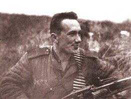 В кадре заслуженный артист РСФСР - Смирнов Алексей Макарович, известен по фильмам "Операция "Ы", "Полосатый рейс", "В бой идут они старики", и вообще почти 80 фильмов! В отечественную войну - разведчик, орденоносец.