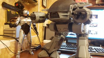 Про ED 209 забыли.... новый на его фоне просто рисунок из комикса...
Так же как и сам робокоп стоит у меня в зале...