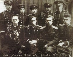 ??? В чём?На фото: Взвод 36-го отдельного дивизиона охраны Забайкальской железной дороги. Ст. Хилок, 24 апреля 1948 г.(Фото из книги «Забайкальская транспортная». Чита, 1999)