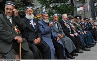 "И тут оттуда выскочили два огненных факела, двое русских солдат, горевших заживо...". 
Почему русских? Наверное Советских !? Все национальности СССР воевали. Может эти герои были узбеками?