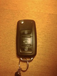 Да? Тогда прошу прощения.
Мадмуазель на фото, кстати, похоже багажник на своем VW пытается открыть. 
;)