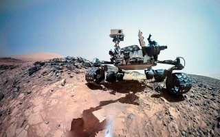 Очередное селфи Curiosity с цветокоррекцией:
Почему небо голубое?
Почему почва, насыщенная железом ржавая? Кислород?