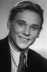 Юматов, Георгий Александрович. (11 марта 1926 года, Москва, СССР — 4 октября 1997 года, Москва, Россия) — советский и российский актёр театра и кино. Народный артист РСФСР (1982). Участник Великой Отечественной войны.
Юматов злоупотреблял алкоголем. 6 марта 1994 года в 75-й квартире дома № 5 по улице Черняховского, находясь в состоянии алкогольного опьянения, Георгий Юматов застрелил из охотничьего ружья «Зауэр — 3 кольца» дворника Мадатова, который помогал актёру похоронить его любимую собачку Фросю, умершую накануне. Согласно показаниям свидетелей, Мадатов оскорбил Юматова, настаивая на том, что лучше бы войну выиграли немцы.

Юматову, обвинённому в совершении умышленного убийства на почве ссоры, согласно статье 103 УК РСФСР, грозило лишение свободы на срок от 3 до 10 лет. Но после того, как адвокат Борис Кузнецов сумел доказать, что действия его подзащитного не были умышленным убийством, а выходили за рамки необходимой обороны, через два месяца после ареста Георгий Александрович был выпущен из «Матросской тишины» под подписку о не выезде. Затем он как фронтовик к 50-летию Победы попал под амнистию, и в конце 1995 года дело было прекращено.