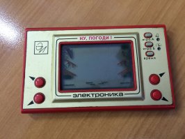 Моя (на фото) осталась от отца. В рабочем состоянии до сих пор. 1000 набирал всего раза два, ждал как и все мультик:), а она обнулилась и по новой Поколение 80-х меня поймет)