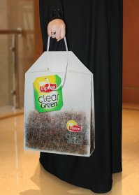 На этом фото явно современный служитель церкви - ряса в пол и нехилый перстенек. У нас в маленьком городке все церковники на кроссоверах и дома себе двухэтажные построили.