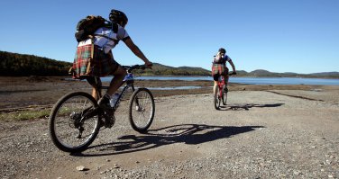 Понятно - просто у вас сложился образ именно классического шотландского костюма. Но дело в том, что сейчас килт носится в любых вариациях и у людей с определенными установками это вызывает недоумение. А просто надо как то избавляться от установок и воспринимать мир во всем его разнообразии)). Что касается длины - классический килт имеет длину до середины коленной чашечки. Но, в зависимости от комплекции, эта величина может прыгать - плюс/минус 10см. А вот японскую школьницу вам скорее должен был напомнить вот такой вариант спорткилта: