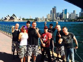 Да, тему затронул автор, но не развил. Мог бы написать как и почему эти группы выбрали себе такие образы. Фото тоже плохо подобраны - старые, невзрачные. Особенно Slipknot. В группе 9 человек. 2 новых с 2014 года. Кисс - тоже не те фото.  
Mushroomhead - вполне заслуживают внимания так же.
В общем автору двойка за исполнение. Надо переделать.