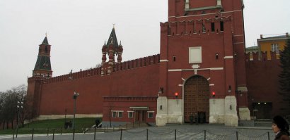 А если камушки отковырнуть, то там будет надпись.
Уже было такое.