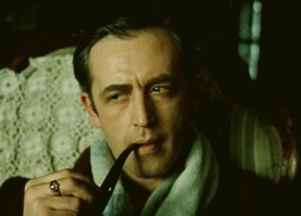 А это ублю..чная пародия на Шерлока Холмса - и кому-то ж пришло в голову снять ТАКОЕ... в роли Холмса!! - он в мультфильмах не снимался?)) Всегда, когда его вижу, вспоминаю этого персонажа мультяшного...), а заодно, и как должен выглядеть НАСТОЯЩИЙ Холмс - единственный и неповторимый, с умным интеллигентным лицом и манерами английского лорда!:
