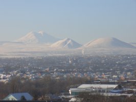 Вид красивый, но описание не верно! На фото показан участок объездной дороги Минеральные Воды - Кисловодск, а за Кисловодском Карачаево-Черкесская республика (Архыз и Домбай), а прям за поворотом и спуском Ессентуки слева от трассы. 
На 1м моем фото таже дорога, только вечером и перед Железноводском.
На 2м фото, тот же участок дороги, только зимой.
А на 3м фото дорога через Пятигорск в Кабардино-Балкарию, и дальше к Эльбрусу.