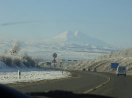 Вид красивый, но описание не верно! На фото показан участок объездной дороги Минеральные Воды - Кисловодск, а за Кисловодском Карачаево-Черкесская республика (Архыз и Домбай), а прям за поворотом и спуском Ессентуки слева от трассы. 
На 1м моем фото таже дорога, только вечером и перед Железноводском.
На 2м фото, тот же участок дороги, только зимой.
А на 3м фото дорога через Пятигорск в Кабардино-Балкарию, и дальше к Эльбрусу.