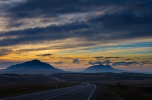 Вид красивый, но описание не верно! На фото показан участок объездной дороги Минеральные Воды - Кисловодск, а за Кисловодском Карачаево-Черкесская республика (Архыз и Домбай), а прям за поворотом и спуском Ессентуки слева от трассы. 
На 1м моем фото таже дорога, только вечером и перед Железноводском.
На 2м фото, тот же участок дороги, только зимой.
А на 3м фото дорога через Пятигорск в Кабардино-Балкарию, и дальше к Эльбрусу.