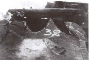 Бронепробиваемость, бронепробиваемость. А давайте сравним фугасные свойства снарядов и последствия их применения.
Из отчёта обстрела в Кубинке. Правда КТ.
"В броне лобовых листов танка толщиной от 100 до 190 мм, при попадании в них ... осколочно-фугасных снарядов артсистем калибра 152, 122 и 100 мм, с дистанции 500-1000 м, образуются трещины, отколы и разрушения сварных швов, влекущие за собой нарушение работы трансмиссии и выход танка из строя как безвозвратные потери."
"А вот по могуществу фугасного действия 88-мм снаряд уступал в 1,39 раза 122-мм осколочно-фугасному снаряду."
А тут бронепробиваемость, бронепробиваемось. Нафига, если нашим просто попасть надо. Причём дистанция не играет ни какой роли. А немцам необходимо обязательно пробить.
Ну и фотки с того обстрела. Напоминаю правда КТ. Лобовой и кормовой листы.