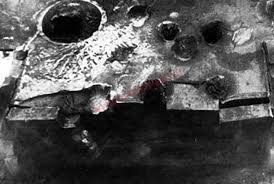 Бронепробиваемость, бронепробиваемость. А давайте сравним фугасные свойства снарядов и последствия их применения.
Из отчёта обстрела в Кубинке. Правда КТ.
"В броне лобовых листов танка толщиной от 100 до 190 мм, при попадании в них ... осколочно-фугасных снарядов артсистем калибра 152, 122 и 100 мм, с дистанции 500-1000 м, образуются трещины, отколы и разрушения сварных швов, влекущие за собой нарушение работы трансмиссии и выход танка из строя как безвозвратные потери."
"А вот по могуществу фугасного действия 88-мм снаряд уступал в 1,39 раза 122-мм осколочно-фугасному снаряду."
А тут бронепробиваемость, бронепробиваемось. Нафига, если нашим просто попасть надо. Причём дистанция не играет ни какой роли. А немцам необходимо обязательно пробить.
Ну и фотки с того обстрела. Напоминаю правда КТ. Лобовой и кормовой листы.