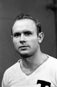 Воспитанник команды московского завода «Фрезер». В 16 лет стал игроком московского «Торпедо», где и играл всю свою карьеру на позиции нападающего. Футбольный талант Эдуарда раскрылся очень рано. В 17 лет он дебютировал в сборной СССР, сделав в первых двух матчах по хет-трику, в 18 лет стал лучшим бомбардиром чемпионата СССР, а в 19 лет — Олимпийским чемпионом.

27 мая 1958 года, незадолго до начала чемпионата мира, 20-летний Стрельцов был арестован по обвинению в изнасиловании вместе с другими игроками сборной — Борисом Татушиным и Михаилом Огоньковым. Дело содержало много противоречий и имело недостаточное количество доказательств вины Стрельцова, но обвинение было поддержано указаниями «сверху»[1][2]. По разным версиям, причиной преследования Стрельцова могли стать его отказ перейти в связанные с силовыми структурами клубы ЦСК МО и «Динамо», намерение Стрельцова остаться после чемпионата мира в Швеции, повышение голоса на Екатерину Фурцеву, решение провести показательную расправу с «зарвавшимся» кумиром молодёжи[3]. Последняя версия представляется наиболее правдоподобной. Стрельцов был приговорён к 12 годам лишения свободы (дело в отношении Татушина и Огонькова было прекращено). Oтбывал срок в Вятлаге. 4 февраля 1963 года было принято решение о досрочном освобождении.

После освобождения работал на ЗИЛе и учился во ВТУЗе[4]. В 1965 году ему разрешили вернуться в большой футбол. В том же году Стрельцов помог «Торпедо» выиграть чемпионат СССР и вернулся в состав сборной. В 1968 году выиграл с «Торпедо» Кубок СССР.

По окончании карьеры работал тренером детских команд московского «Торпедо».

Скончался 22 июля 1990 года в Москве от рака горла. Похоронен на Ваганьковском кладбище.