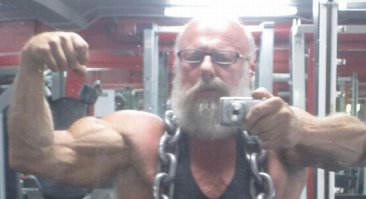 70-летний дедуля, который одевается круче любого из нас