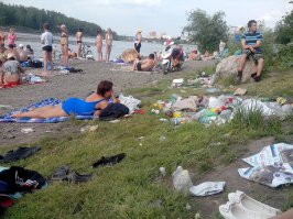 Это что? В свинарнике пляж устроили или всё таки наоборот?