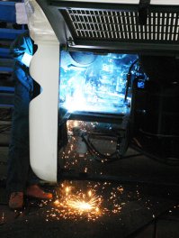 Сборка автобусов в Китае (эта марка в РФ продается). Кузов прошел катафорезную обработку и окраску. Установлен двигатель. Но тут они вспомнили, что что-то забыли сделать. Берется электродуговая сварка и приваривается все что надо. То, что антикоррозионного покрытия здесь больше нет - не важно. То, что искры летят на проводку, электрические разъемы, шланги - не важно. О том, что в таком случае лучше газовая сварка, что надо все надежно закрыть, хотя бы мокрыми тряпками - никто не знает или не заморачивается.
Кстати. При сборке кузовов китайцы используют очень тонкий металл - он буквально "играет" при любом нажатии пальцем и во время движения по нашим дорогам. Решение они нашли: все заливается обычной монтажной пеной. Она утяжеляет лист и глушит шум. Но кузовной ремонт - это полный [мат]... 
Вторая картинка. Задача закрепить шланги, соединяющие автономный отопитель и систему охлаждения. Кузов, как помните после катафорезной обработки и на переборке, разделяющей моторный отсек и салон, установлена шумоизоляция. В Европе и России на нее устанавливают металлическую сетку, и шланги крепят к ней одноразовыми пластиковыми хомутами. В Китае шумку и переборку просто просверливают и ставят на болт с гайкой металлический хомут. Понятно, что шумоизоляция нарушена. Причем, видел своими глазами: место, где сверлить, рабочий выбирает на "глазок", а не по технологической карте.
Наша фирма присматривалась к китайским автобусам, но кроме качества сборки убили нюансы. Например, футорки (шофера понимают) на задней оси - XIX век? Или, например, у 12-метрового междугороднего автобуса бачок омывателя на... 2,5 литра. С учетом размеров ветрового стекла и грязи на наших дорогах это на 5 минут работы стеклоомывателя...