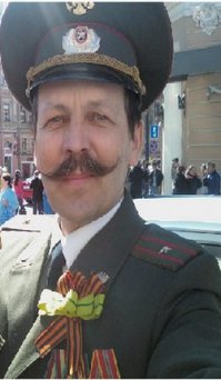 С какого перепуга Виктор Петрович нацепил себе "блокадную ленточку"?

Такие ленточки носят только жители блокадного Ленинграда (ЖБЛ)
рядом с медалью "За оборону Ленинграда" на левой стороне груди.