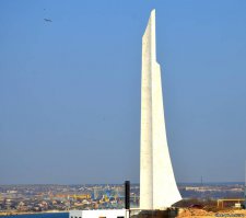 Ваш мемориал напомнил мне нашу севастопольскую стелу - тоже в честь победы. Называется "Штык и парус"