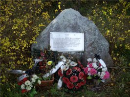 А есть в Эстонии совсем небольшой памятник и цветы у него лежат всегда...со стороны кажется это просто валун с табличкой в низинке рядом с Таллиннским шоссе...но когда остановишься и прочитаешь, что на ней написано, то просто поразишься подвигу двух молодых парней, отдавших свои жизни ради Великой Победы...