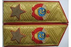 всё бы ничего, но почему вдруг маршальские погоны покраснели?