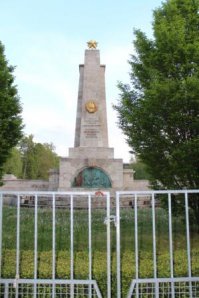 Как давно были сделаны фотографии в Будапеште? В прошлом году в апреле мы специально пришли к памятнику, выглядел он обидно запущенно(((( 
Зато на самой высокой точке города теперь имеется памятник, символизирующий свободу, в том числе и от зависимости от СССР, а на экскурсиях бодрыми голосами с постными лицами рассказывают, как счастливы в составе ЕС......