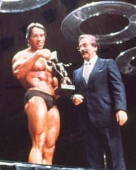 А Шварц, сцуко, на чек больше смотрит, чем на статуэтку!!!