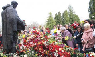 Бронзовый Солдат - Эстония. Каждый год утопает в цветах.