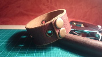 У меня кожевенное хобби.