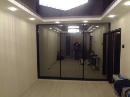 мы решили сделать примерно так же, только двери до потолка - и мне кажется вышло симпатичнее при убранной кровати - оцените сами