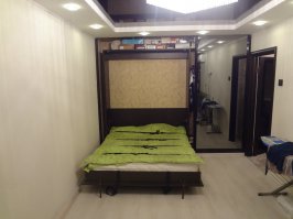 мы решили сделать примерно так же, только двери до потолка - и мне кажется вышло симпатичнее при убранной кровати - оцените сами