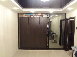 мы решили сделать примерно так же, только двери до потолка - и мне кажется вышло симпатичнее при убранной кровати - оцените сами