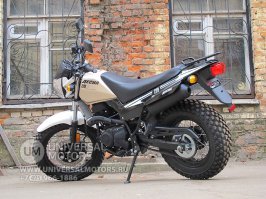 А теперь вдумайтесь насколько шпрот-байкеры изменили нашу жизнь. То, что на первой картинке считается уже ужас какой злой резиной для бездорожья. А по мне это самая обычная дорожная резина для асфальта, которой похер на любые дорожные условия, не ощущаешь на такой никакого дискомфорта ни в сухую погоду ни в ливень, никакого аквапланирования, как клал на бок посуху - на тот же самый угол можно и в дождь класть.

А теперь внимание! На второй картинке изображено говнище, которое продается под соусом дорожной. По  ухому асфальту - да, базара нет, такие покрышки цепкие. Но стоит на дороге появиться луже, песочку, маслицу - все, <span style='color:gray'>[мат]</span>, приплыли. Я до сих пор не испытывал каких-то проблем со сцеплением с дорожным покрытием используя нормальную дорожную резину. Все эти блеяния шпротбайкеров про охереть скользкую дождливую дорогу, масляную полосу, завывания о плохом держаке - детский лепет. Просто спорт надо заводить для трека.