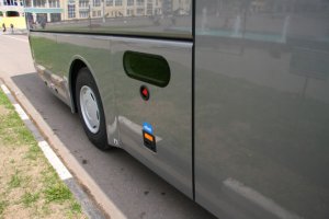 С первой картинкой автор не разобрался. Это водитель решил выспаться после дальнего рейса - на гостинице решил сэкономить. Или хозяева экономят. Но для информации. На больших междугородных или туристических автобусах, особенно европейского производства, обычно предусмотрено место для отдыха водителя. Теоретически - сменного (один едет, один спит). На картинке видно, где оно обычно расположено: между средней дверью и мостом. Правда у Volvo иногда бывает перед передней осью. На второй картинке - интерьер, но без матраца и подушки. Есть связь с другим водителем, освещение, вентиляция/ отопление, даже ставят радио или магнитолу. Вход снаружи либо из салона - лаз закрывается сдвижной крышкой (стрелочкой обозначено). На наших дорогах во время движения спать не возможно - все камни бью по днищу (а ты на нем лежишь), посему - шумно. И залезать не удобно: назад только рачьим ходом. Но это опция и если покупателям не нужно, там просто дополнительный багажный отсек.