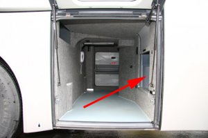 С первой картинкой автор не разобрался. Это водитель решил выспаться после дальнего рейса - на гостинице решил сэкономить. Или хозяева экономят. Но для информации. На больших междугородных или туристических автобусах, особенно европейского производства, обычно предусмотрено место для отдыха водителя. Теоретически - сменного (один едет, один спит). На картинке видно, где оно обычно расположено: между средней дверью и мостом. Правда у Volvo иногда бывает перед передней осью. На второй картинке - интерьер, но без матраца и подушки. Есть связь с другим водителем, освещение, вентиляция/ отопление, даже ставят радио или магнитолу. Вход снаружи либо из салона - лаз закрывается сдвижной крышкой (стрелочкой обозначено). На наших дорогах во время движения спать не возможно - все камни бью по днищу (а ты на нем лежишь), посему - шумно. И залезать не удобно: назад только рачьим ходом. Но это опция и если покупателям не нужно, там просто дополнительный багажный отсек.