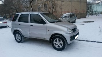 Дайхатсу Териос. 2004г/в. В прошлом мое авто. Купил когда-то для охоты/рыбалки. Постоянный полный привод. МКПП. Подключаемая блокировочка. Расход 7-8 по городу. Вес 1045 кг. Объем двигателя 1,3 литра. Бак на 40 литров (+2-3). В прошлом году проехал 660 км. на одной заправке! (правда по трассе). Г/б оборудование не ставил из принципа (на кой? с таким-то расходом!) Но, думаю если был бы на газу, проехал бы куда больше...ИМХО! (фотка еще с объявления осталась.)