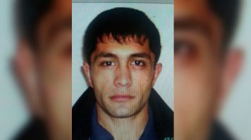 В распоряжении LifeNews оказались записи с камер наблюдения, на которые попал 34-летний Роман Гасанов, специально приехавший из Мытищ в уральский поселок Рефтинский, чтобы убить своего оппонента из соцсетей - 35-летнего Сергея Костромина.

Гасанов появился у дома на улице Юбилейной, где жил Костромин, почти за час до убийства. Он долго кружил вокруг здания и много раз звонил по телефону своей жертве, выманивая выйти во двор. На видеозаписи видно, что обвиняемый то нервно топчется у торца дома, то поправляет носки.
После этого, видимо убедившись, что Костромин спускается на улицу, Гасанов уходит во двор, скрываясь из кадра. Там он нанес своему обидчику пять ножевых ранений, от которых тот скончался на месте. Спустя 3 дня после убийства Гасанов был задержан.