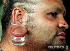 Шутка над любителем "тоннелей" в ушах