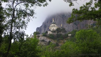 В детстве ехала на троллейбусе с родителями после прилета в Симферополь.
По пути видишь такое: