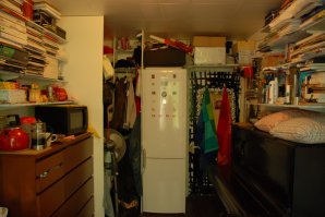 я прожил в коммуналке в одной комнате 11 кв метров 15 лет!.. это не жилые домики а реклама типа "икея" которая к жизни имеет малое отношение!ТОлько мужик  в на "зилке" похож на живущего в таких условиях