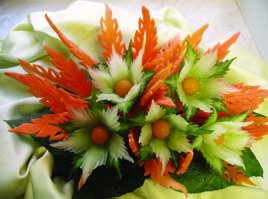 Это называется карвинг. Карвинг (от англ. carving — «вырезание») в кулинарии — искусство художественной резки по овощам и фруктам. В студенчестве подрабатывал в суши баре. Занимались от скуки днём.