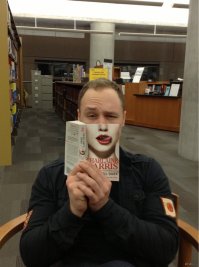 перестаньте гнать на качество фотошопа, умники.
раз такие умные, то прочитайте еще раз текст, может тогда дойдет до скукожившихся мозгов, что фотошопа тут нету. вообще, совсем. просто две фотки рядом. их явно видно и он не пытался чего-то замазать или как. просто забавное соединение, сочетание двух различных фоток.
вот еще скажите у этого чувака фотошоп хреново вышел:
