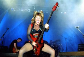 бабулька рокенролла отжигает не по-децки... уважуха полная...