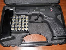 Это не Glock. У водителя Grand Power T12.