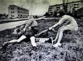 помню в десятом классе в середине семидесятых дежурили по школе, разнимали копошащуюся мелюзгу ,а они ,завидев нас ,вопили :" полундра ,старики на этаже" и в рассыпную