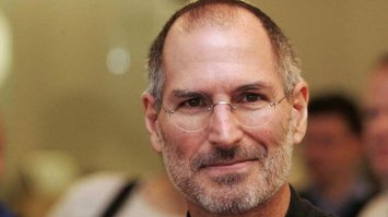 Стив Джобс умер примерно в 3 часа дня 5 октября 2011 года в своём доме в Калифорнии из-за осложнений, приведших к остановке дыхания.  По словам доктора Рамзи Амира, его первоначальный выбор альтернативного лечения «привёл к неоправданно ранней смерти». Обманув 16 000 человек, не смог обмануть СМЕРТЬ.