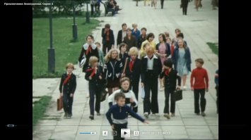 Сейчас пересматриваю - Сыроежкин учится в 44 школе, девочка в 42. Это первая серия, где-то после 30 минут просмотра.